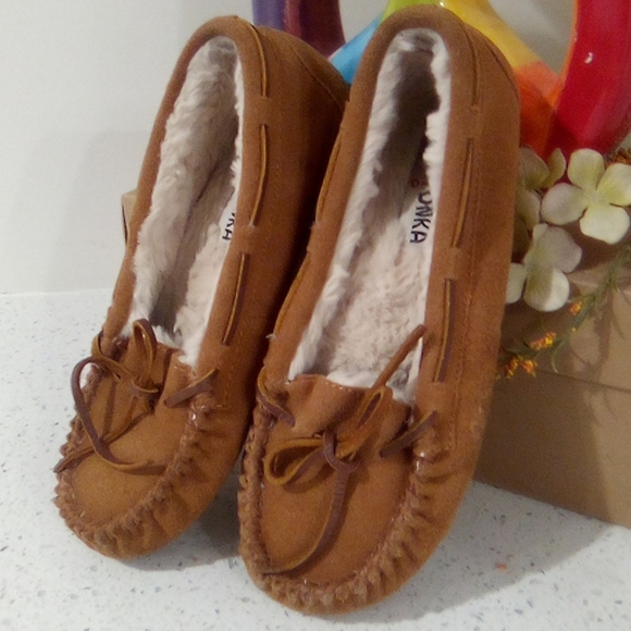 Classic Minnetonka Moccasins With Soles - Picture 2 of 13